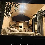 Totu Tiny House Sauna & Wanna Ogrodowa * Dobiesz